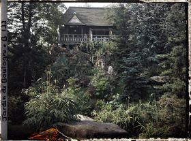 Image représentant Façade de temple dominant le " sanctuaire japonais " partiellement masqué par la végétation arborée