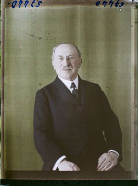 Image représentant https://musee-albert-kahn.s-museum.fr/home/NWQ2OTAwYzNmYjZlZTk1ZWQwODJmMjY4L2dlbmVyaWMtbm90aWNlLXRhYi9hdXRob3JpdHkvNjE3YTc5ZjVjZjhiODk2OGIzMzM3ZDIx/5d6900c3fb6ee95ed082f268/generic-notice-tab/authority/617a79ebcf8b8968b3336c78 Monsieur Ehrlich