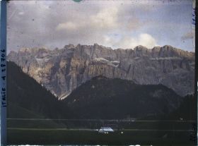 Image représentant Le hameau de Plan de Graba et le massif de la Stella (Groupo di Sella ou Sellagruppe)