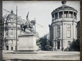 Image représentant La statue de Washington et le musée Guimet place d'Iéna, au fond la rue Boissière