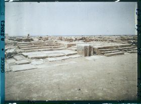 Image représentant Dans la cour centrale, segment de la façade ouest (escalier et loge royale)