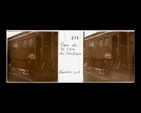 Image représentant Un cheminot près d'un wagon en gare de la ligne du Pacifique