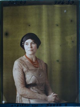 Image représentant https://musee-albert-kahn.s-museum.fr/home/NWQ2OTAwYzNmYjZlZTk1ZWQwODJmMjY4L2dlbmVyaWMtbm90aWNlLXRhYi9hdXRob3JpdHkvNjE3YTc5ZjVjZjhiODk2OGIzMzM3ZDIx/5d6900c3fb6ee95ed082f268/generic-notice-tab/authority/617a79ebcf8b8968b3336f8a Madame Hugodot