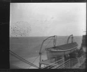 Image représentant Une chaloupe sur le pont supérieur