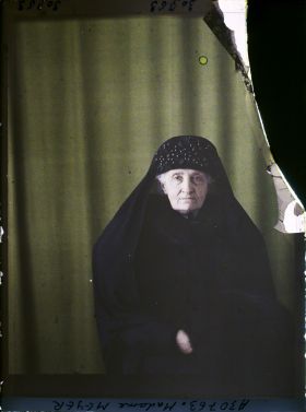 Image représentant https://musee-albert-kahn.s-museum.fr/home/NWQ2OTAwYzNmYjZlZTk1ZWQwODJmMjY4L2dlbmVyaWMtbm90aWNlLXRhYi9hdXRob3JpdHkvNjE3YTc5ZjVjZjhiODk2OGIzMzM3ZDIx/5d6900c3fb6ee95ed082f268/generic-notice-tab/authority/617a79ebcf8b8968b33373f0 Madame Meyer