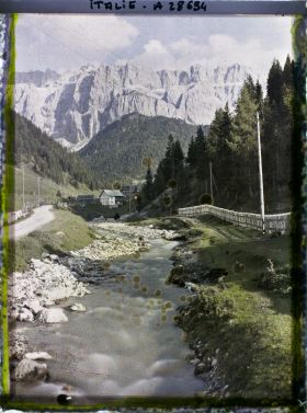 Image représentant La rivière Gardena (Grödner Bach ou Rio Gardena) et le massif de la Stella (Groupo di Sella ou Sellagruppe)