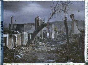 Image représentant Une rue en ruines. Quelques façades encore debout