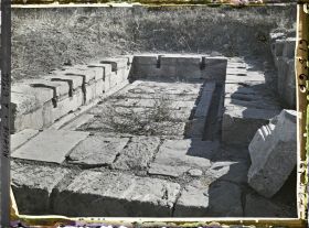 Image représentant Latrines publiques, place des Sévères (nouveau forum), vestiges de la cité antique Cuicul