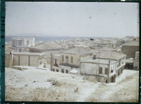 Image représentant Quartier en bord de mer, (vue depuis La Canée). Au fond, l'Ile Standia (actuelle Ile Dia)