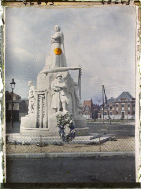 Image représentant France, Lens, Monumt aux Morts autre aspect