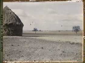 Image représentant France, Les Clayes, Champs et meule sur la route de Neauphle-le-Château