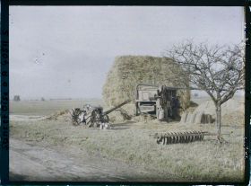 Image représentant France, Les Clayes, Une batteuse