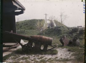 Image représentant Belgique, Ostende, Batterie Deutschland, Obus prêt à être introduit dans la pièce et, à droite, morceau de culasse projeté par l'éclatement