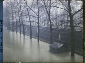 Image représentant La crue de la Seine quai d'Orsay, la ligne de chemins de fer des Invalides à Versailles-Rive-Gauche inondée