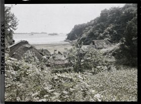Image représentant La baie de Matsushima, vue d'un village juste au sud de l'île Oshima