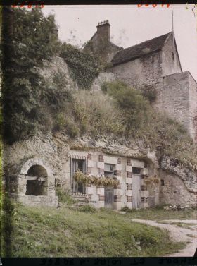Image représentant Habitation troglodyte avec puits extérieur ; avec mur moderne à l'entrée