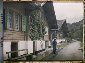 Image représentant Un homme devant une maison