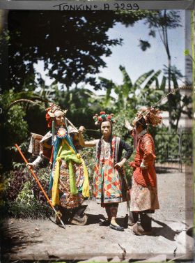 Image représentant Trois acteurs du Théâtre Saïgonnais, en costume de scène, dans un jardin