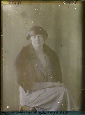 Image représentant https://musee-albert-kahn.s-museum.fr/home/NWQ2OTAwYzNmYjZlZTk1ZWQwODJmMjY4L2dlbmVyaWMtbm90aWNlLXRhYi9hdXRob3JpdHkvNjE3YTc5ZjVjZjhiODk2OGIzMzM3ZDIx/5d6900c3fb6ee95ed082f268/generic-notice-tab/authority/617a79ebcf8b8968b3336cbb Mademoiselle de Féconaune ou  https://musee-albert-kahn.s-museum.fr/home/NWQ2OTAwYzNmYjZlZTk1ZWQwODJmMjY4L2dlbmVyaWMtbm90aWNlLXRhYi9hdXRob3JpdHkvNjE3YTc5ZjVjZjhiODk2OGIzMzM3ZDIx/5d6900c3fb6ee95ed082f268/generic-notice-tab/authority/617a79ebcf8b8968b3337723 Mademoiselle de Saint Sernin