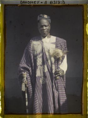 Image représentant Buste du roi Agouloyé (Nagô) et les insignes de pouvoirs