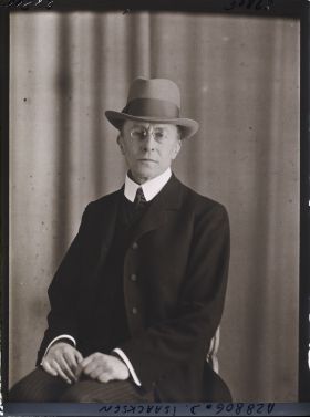 Image représentant https://musee-albert-kahn.s-museum.fr/home/NWQ2OTAwYzNmYjZlZTk1ZWQwODJmMjY4L2dlbmVyaWMtbm90aWNlLXRhYi9hdXRob3JpdHkvNjE3YTc5ZjVjZjhiODk2OGIzMzM3ZDIx/5d6900c3fb6ee95ed082f268/generic-notice-tab/authority/617a79ebcf8b8968b3336fa0 Monsieur Daniel Isaachsen