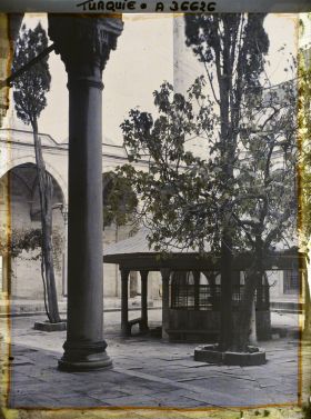 Image représentant Cour et fontaine aux ablutions (sadirvan) de la Sultan Selim Camii ("mosquée du Sultan Selim" )