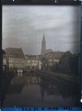 Image représentant France, Strasbourg, Le quai Worthel, vue prise des ponts couverts