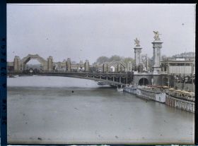 Image représentant L'Exposition des arts décoratifs, Rue des Boutiques sur le pont Alexandre III, boutiques sur le pont
