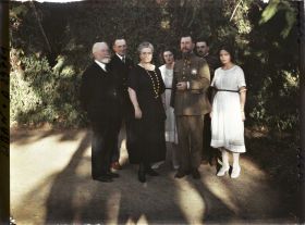 Image représentant Jean Brunhes, le général Gouraud, le gouverneur du Liban Georges Trabaud et sa famille et un militaire.