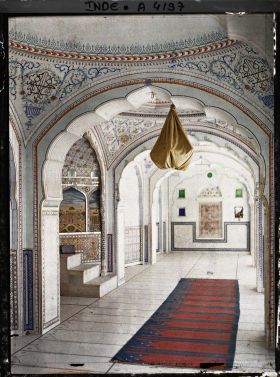 Image représentant Intérieur de mosquée ; à gauche, vue partielle du mihrab, niche symbolisant la présence du Prophète et indiquant la direction de la Mecque