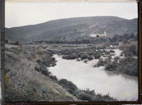 Image représentant L'oued Rdom (?) et un mausolée d'un marabout (?)