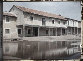 Image représentant Espagne, D'Astorga à Léon, A la sortie du Pont, la mare et l'abri des Pélerins.