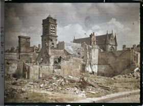 Image représentant Maisons en ruine rue du Coq-Lombard, l'église Saint-Léger au second plan