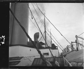 Image représentant Haubans, cheminée, mâts sur le pont supérieur