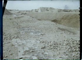 Image représentant La voie processionnelle ou voie sacrée, ouverte par la porte d'Ishtar (VIe siècle avant J.-C.)