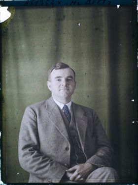 Image représentant https://musee-albert-kahn.s-museum.fr/home/NWQ2OTAwYzNmYjZlZTk1ZWQwODJmMjY4L2dlbmVyaWMtbm90aWNlLXRhYi9hdXRob3JpdHkvNjE3YTc5ZjVjZjhiODk2OGIzMzM3ZDIx/5d6900c3fb6ee95ed082f268/generic-notice-tab/authority/617a79ebcf8b8968b33368b0 Monsieur Betty