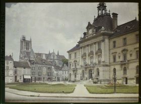 Image représentant France, Meaux, L'Hôtel de Ville et la Cathédrale vus des bords de la Marne