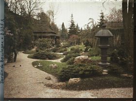 Image représentant Le " village japonais " vu depuis un croisement d'allées, proche de son entrée côté jardin anglais