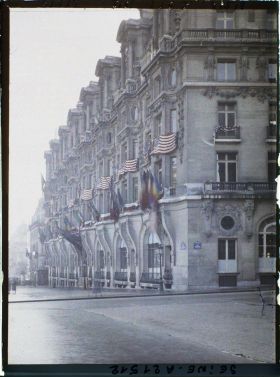 Image représentant L'angle de l'avenue des Champs-Elysées et de la rue Galilée