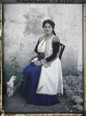 Image représentant Une femme vêtue d'objets anciens