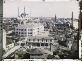 Image représentant Selimiye Camii (Mosquée du Sultan Selim II, ou (Grande Mosquée) à gauche. A droite, l'Eski Camii (la Vieille Mosquée)
