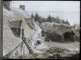 Image représentant Cour d'une ferme du bourg de Locmiquel ; à l'arrière-plan, l'île d'Arz