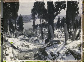 Image représentant Turquie, Constantinople - Eyoub, Cimetière d'Eyoub - Le Cimetière sous la neige vers la Corne d'Or  autre Vue