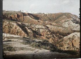 Image représentant Le village vu depuis le bas des falaises