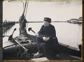 Image représentant Un vieux pêcheur sur sa barque