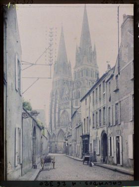 Image représentant La cathédrale Notre-Dame de Bayeux vue de la rue de l'ancien château