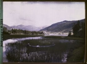Image représentant Trois femmes dans une barque sur un lac, entre Stalheim et Opheim