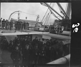 Image représentant Passagers de 3emes classes sur l'entrepont et passagers des 2emes classes sur la passerelle