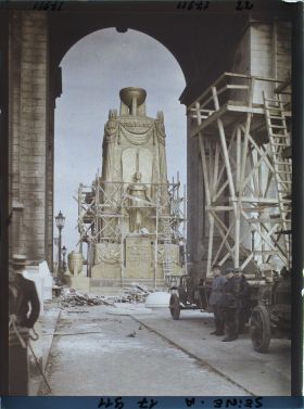 Image représentant Le Cénotaphe dedié aux morts pour la patrie replacé sous l'Arc de Triomphe après les fêtes des 13 et 14 juillet 1919