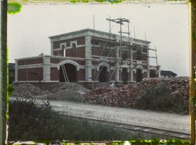 Image représentant France, Neuville St Waast, Grande maison en reconstruction